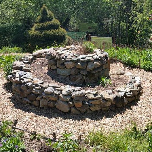 Jardinière pierre en spirale